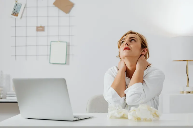 Quand trop choisir épuise : reconnaître et surmonter la fatigue décisionnelle en milieu de travail