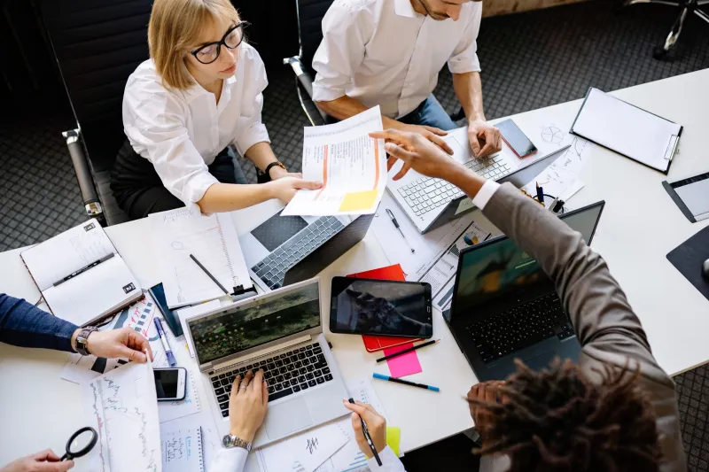Présence physique, performance réelle : repenser la visibilité professionnelle dans les entreprises canadiennes d'aujourd'hui